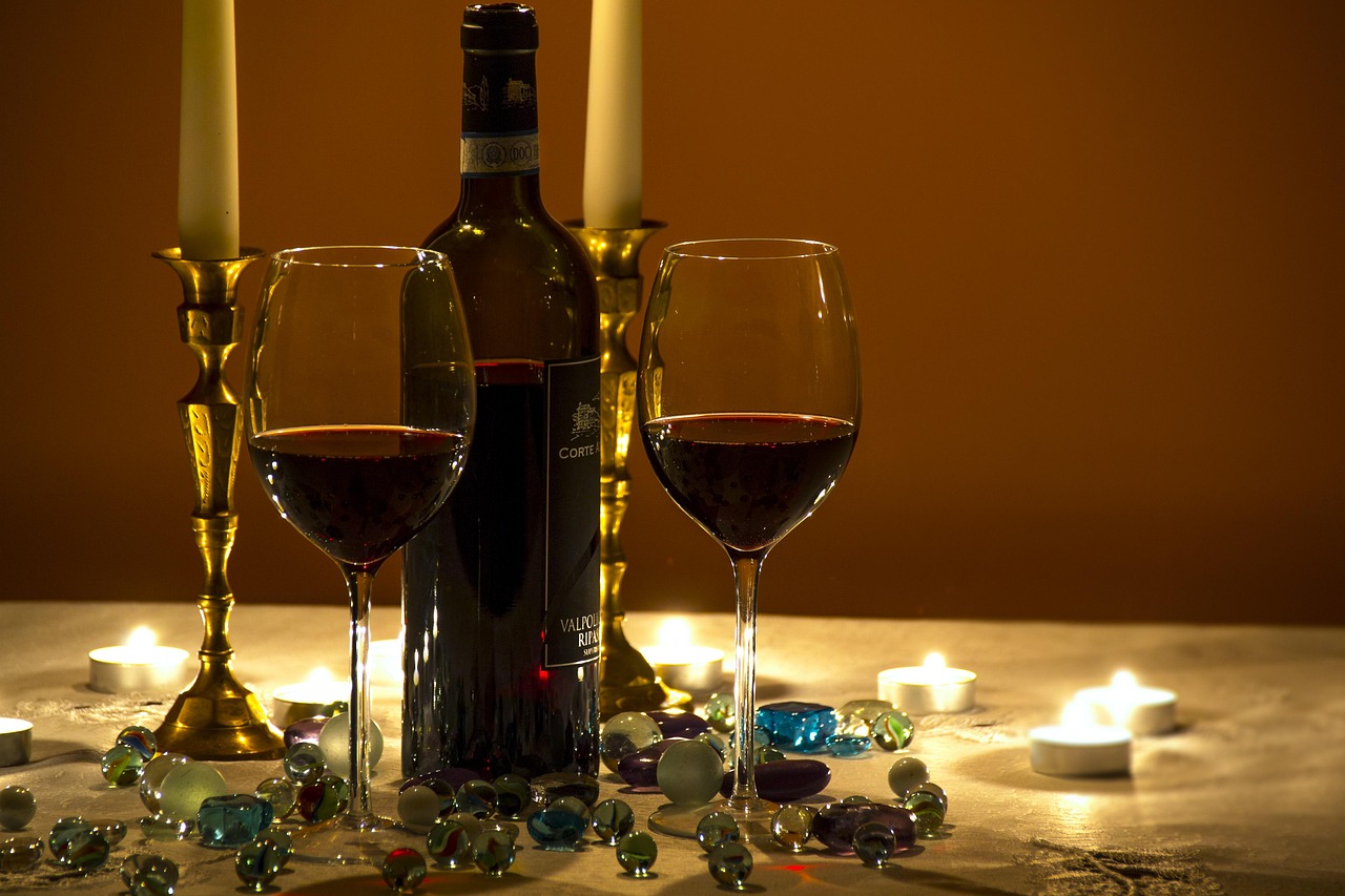 Edle Weinflasche 12 e mezzo Primitivo del Salento auf schn dekoriertem Tisch
