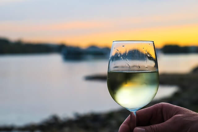 Retsina Wein vor schner Landschaft
