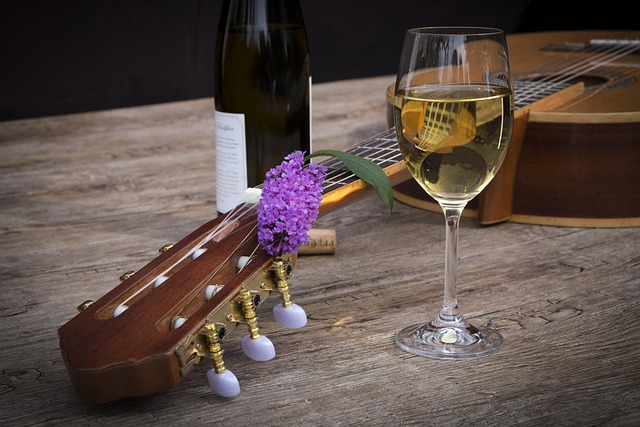 Ein Glas critone librandi neben einer Gitarre