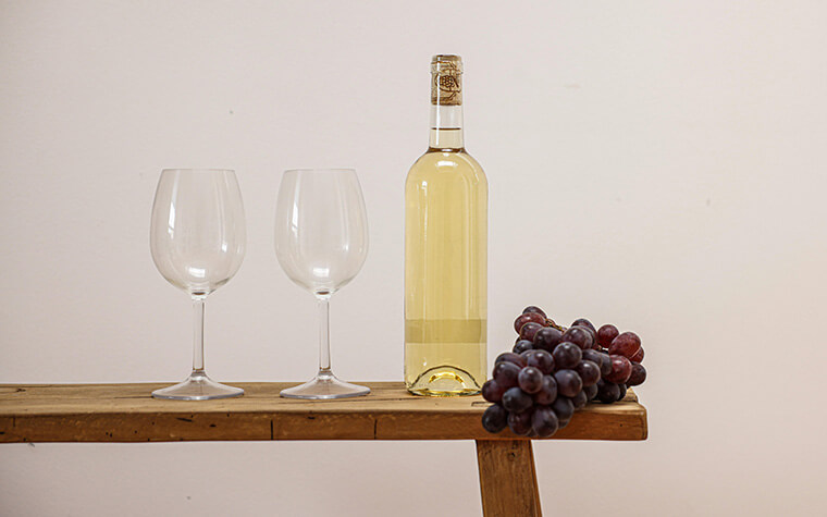 flasche-weisswein-mit-zwei-glaesern