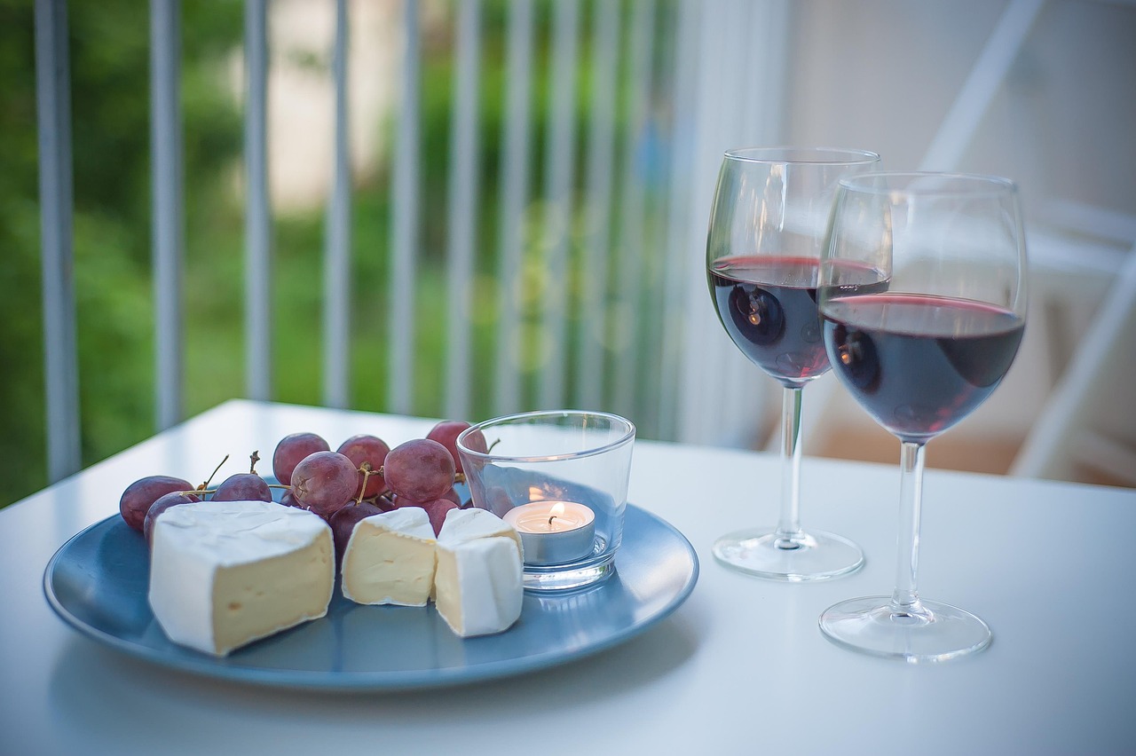 Primitivo Wein mit Feinkost Käse