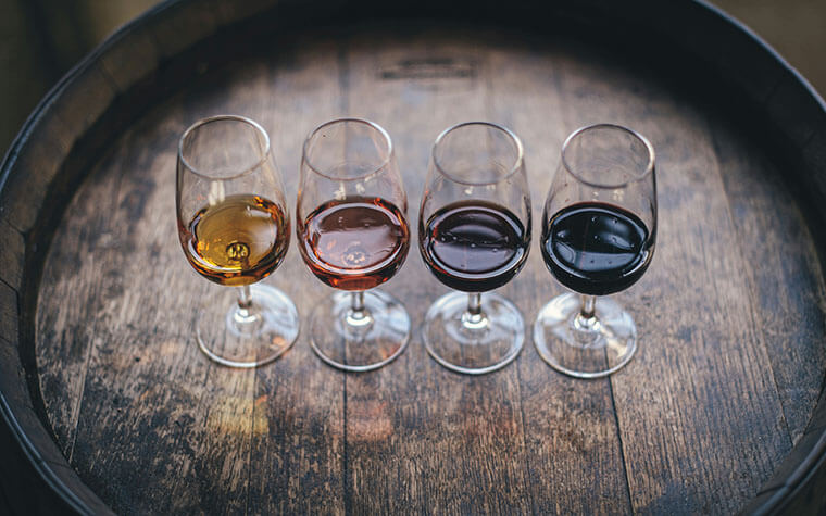 verschiedener languedoc wein in gläsern