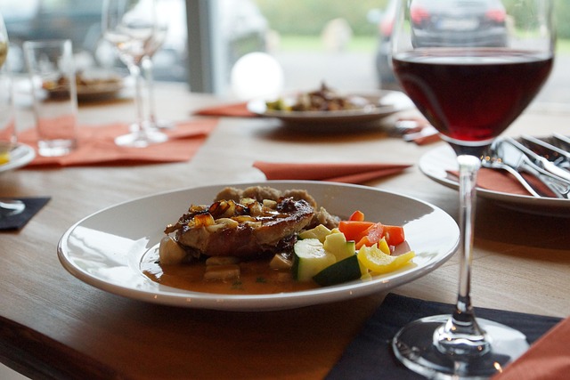 Rotweinflecken entfernen - Ein Glas Rotwein zum Essen