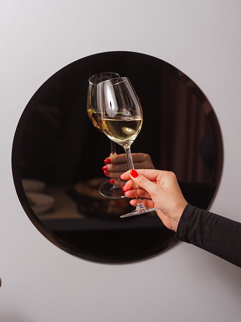 Ein Glas ca dei frati pratto schrg gehalten