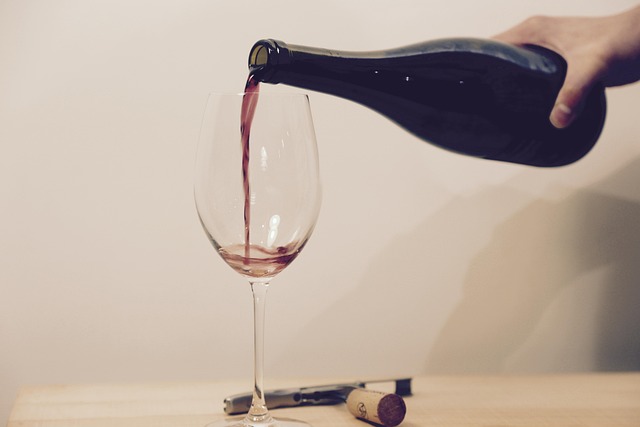 Kann Wein schlecht werden - Ein glas Rotwein wird eingeschenkt