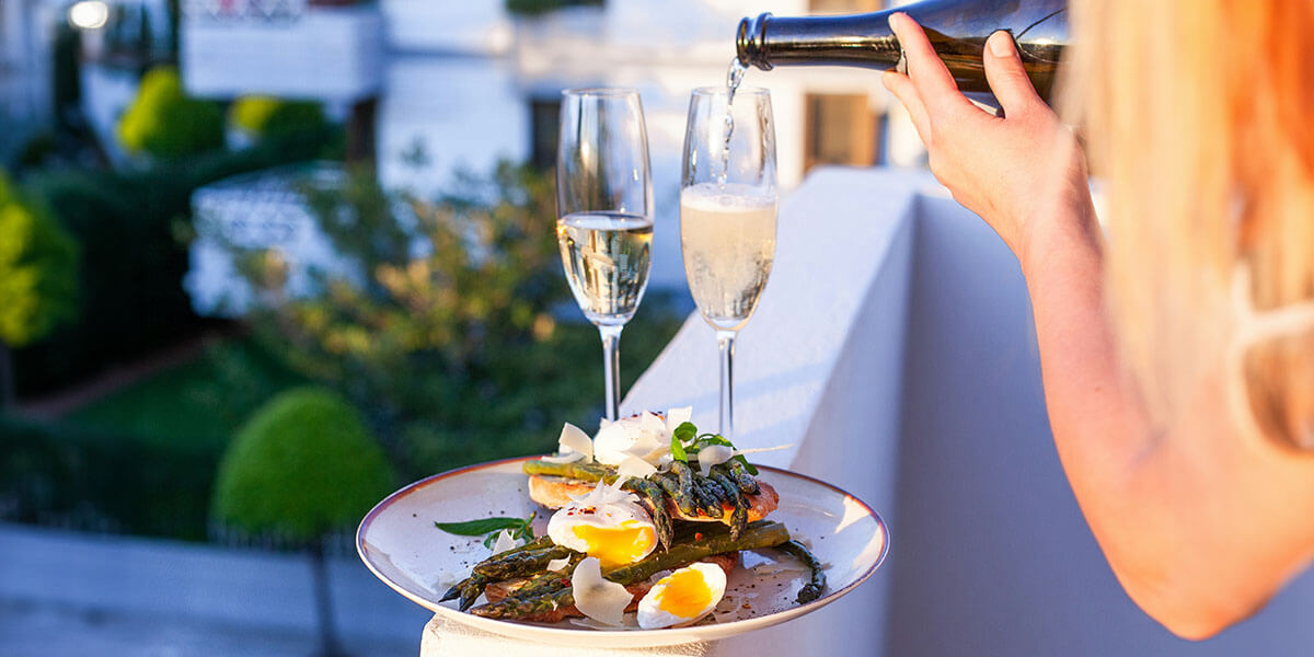 Hochwertiges Essen, dazu Italienischer Schaumwein