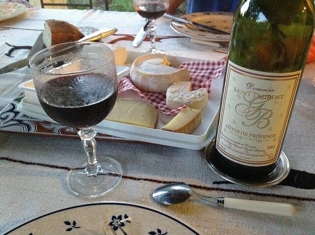 Sulfite im Wein - Rotwein mit Käseplatte