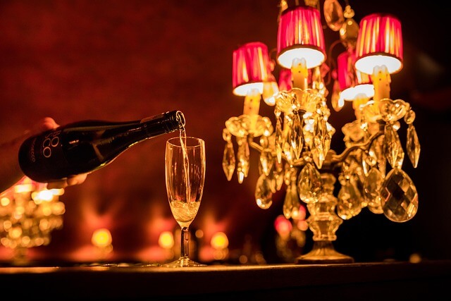 Eine Flasche bouvet cremant de loire  wird in ein Glas gekippt