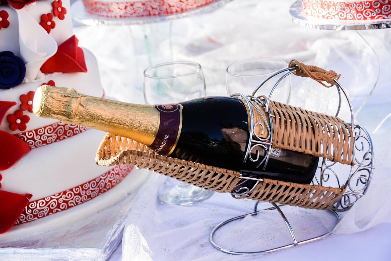 bouvet cremant de loire in dekorativer Halterung