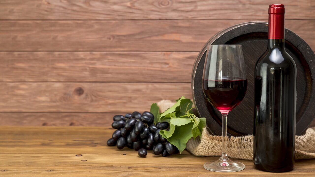 Flasche e mezzo Primitivo del Salento Rotwein mit geflltem Glas daneben