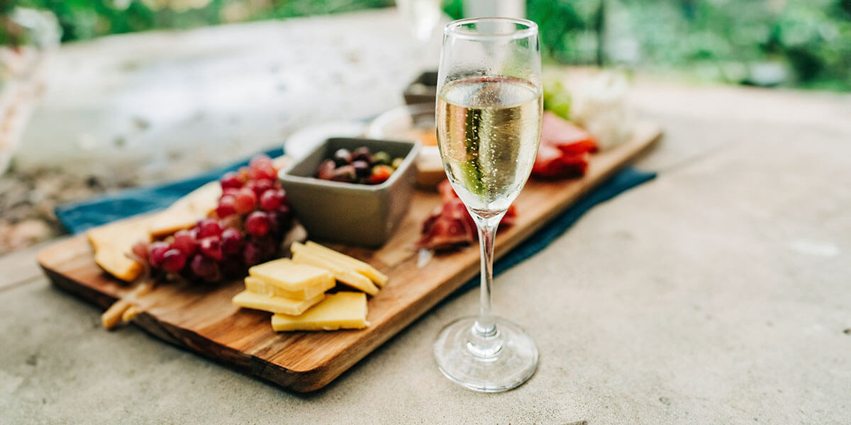Italienische Feinkost angerichtet, dazu Italienischer Schaumwein