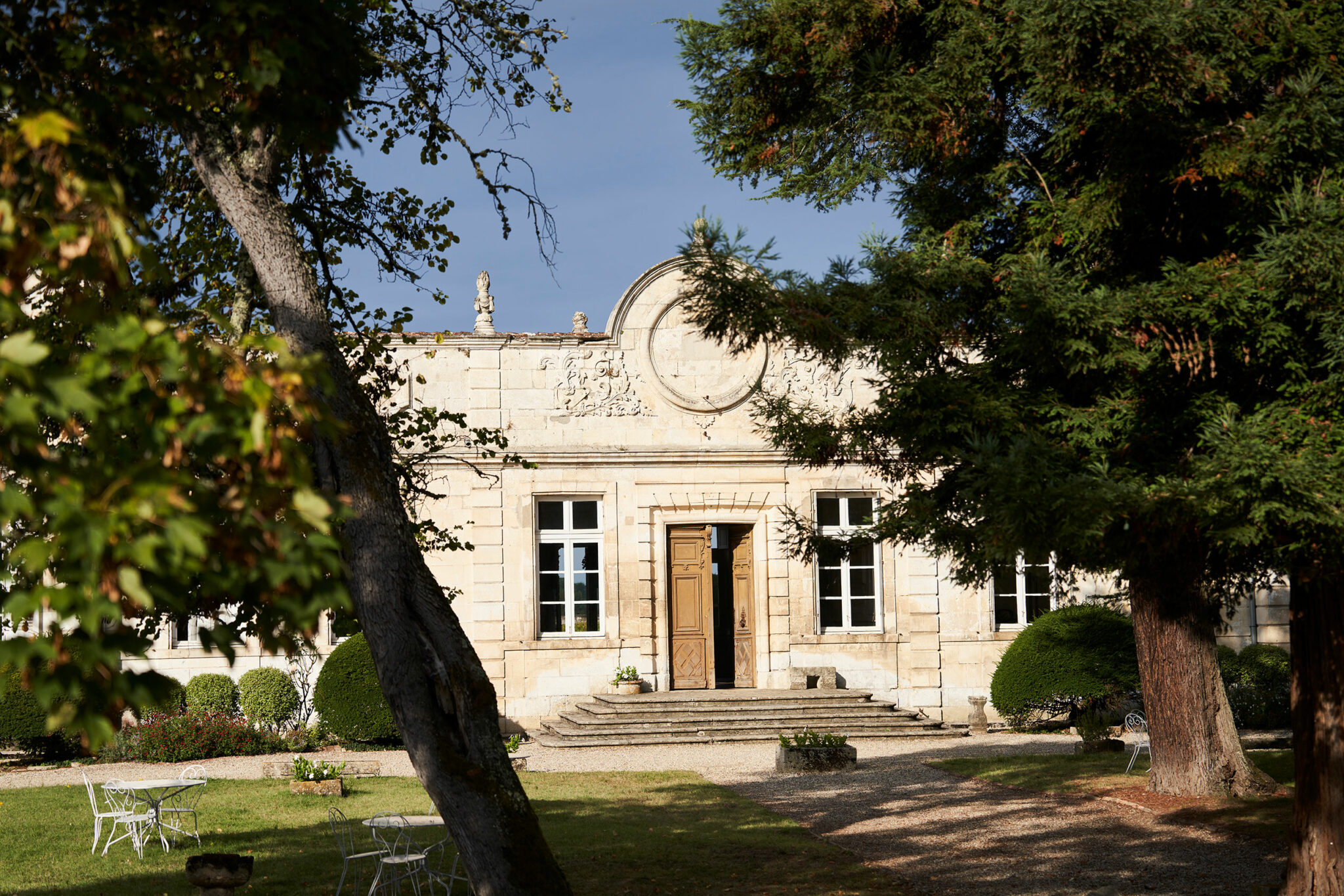 chateau-de-cerons-cours-arboree-2048x1365