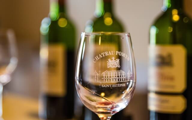 Weinglas steht zur degustation bereit