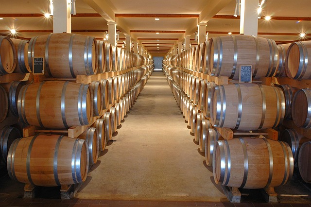 Oesterreichischer Rotwein reift in Faessern