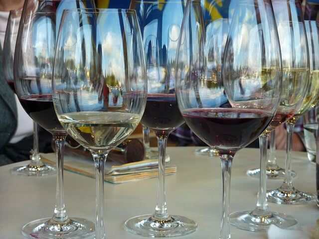 verschiedene weiweine und rotweine zur degustation