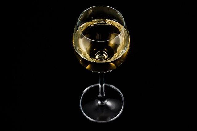 Kann Wein schlecht werden - Ein Glas Weisswein