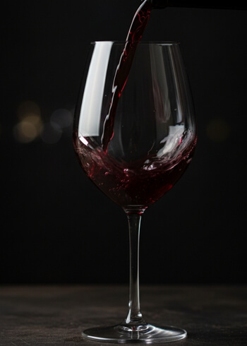 Corvina wird in Glas eingeschenkt