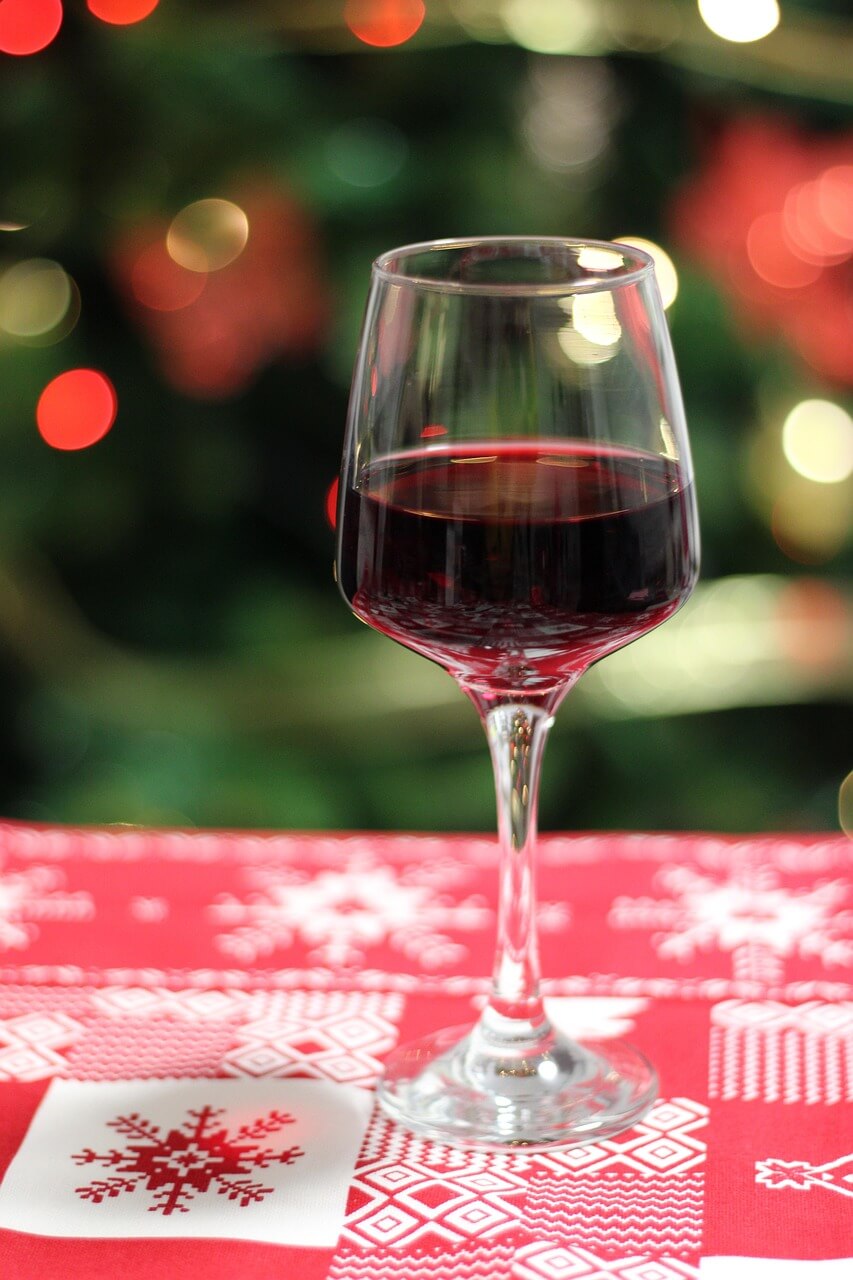Ein geflltes Glas 12 e mezzo Primitivo del Salento auf Weihnachtsdecke