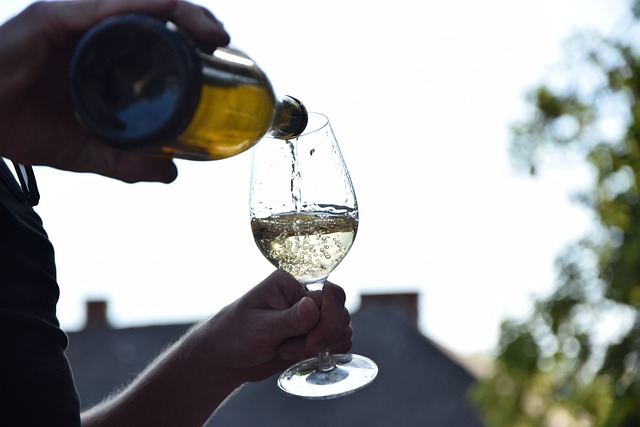 Eine Flasche ca dei frati lugana wird in ein Glas gekippt