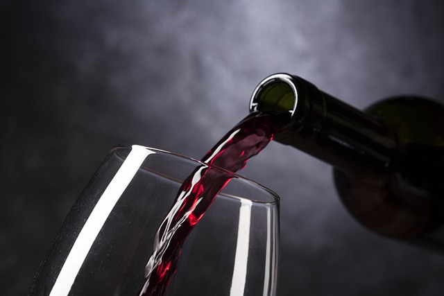 italienischer Swein wird in ein Glas gegeben